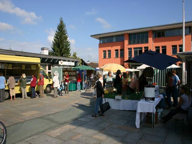 Grossansicht in neuem Fenster: Bauernmarkt vor dem Rathaus